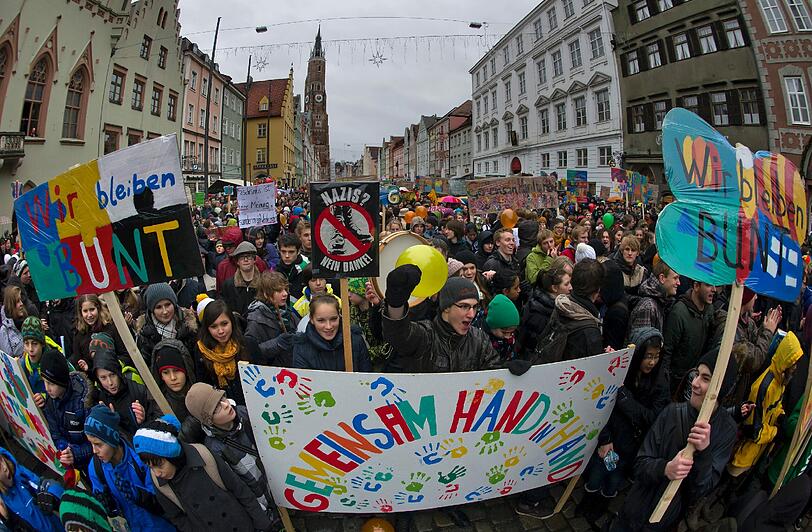 Die Schüler engagierten siche gegen Rechte Gewalt in Deutschland.