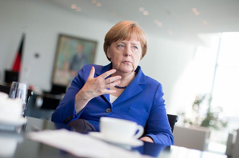In ihrem Büro im Kanzleramt: Gipfel-Gastgeberin Angela Merkel spricht über ihre Erwartungen an das Treffen auf Schloss Elmau.