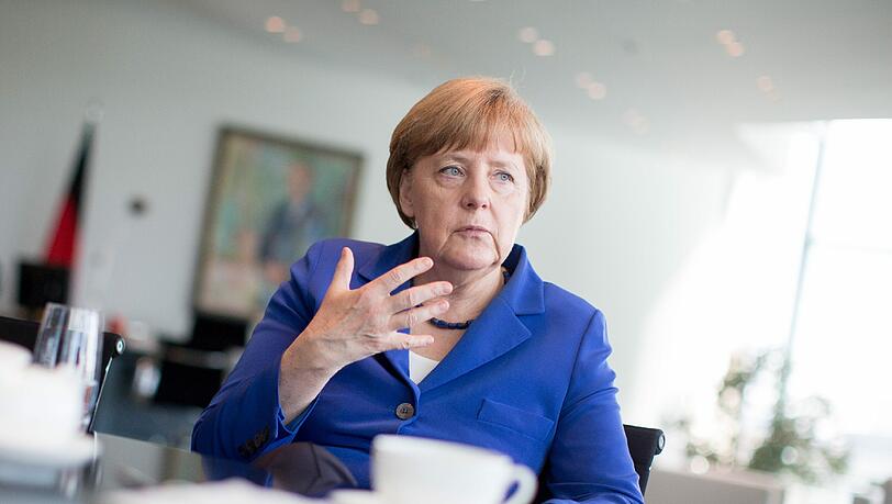 In ihrem Büro im Kanzleramt: Gipfel-Gastgeberin Angela Merkel spricht über ihre Erwartungen an das Treffen auf Schloss Elmau. In ihrem Büro im Kanzleramt: Gipfel-Gastgeberin Angela Merkel spricht über ihre Erwartungen an das Treffen auf Schloss Elmau.