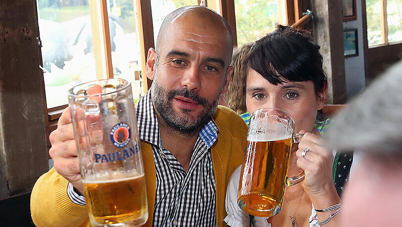 Bald Ex-Münchner? Guardiola mit Frau Cristina auf der Wiesn. Bald Ex-Münchner? Guardiola mit Frau Cristina auf der Wiesn.