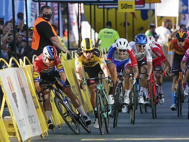 Stürzte bei der Polen-Rundfahrt schwer: Fabio Jakobsen (l).