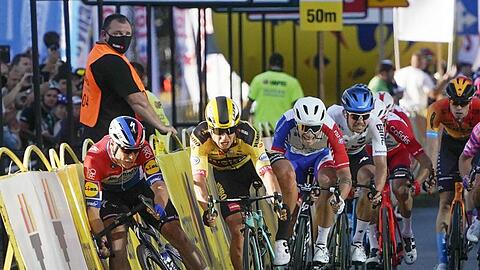 Stürzte bei der Polen-Rundfahrt schwer: Fabio Jakobsen (l).