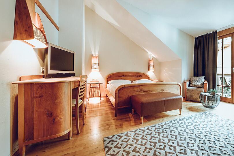 L CLASSIC GARDEN: Ein Ort zum länger Bleiben! Die 35 qm großen, im schlichten Alpinstil eingerichteten Zimmer mit Balkon und Gartenblick sind unterschiedlich ausgestattet, mal mit Himmelbett, begehbarem Schrank oder Badewanne.