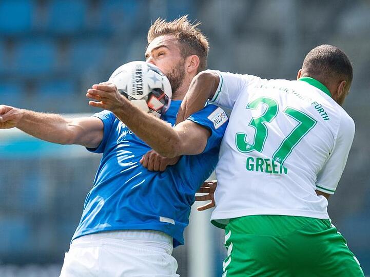 Bochums Lukas Hinterseer (l) beim Luftduell mit Fürth-Profi Julian Green.