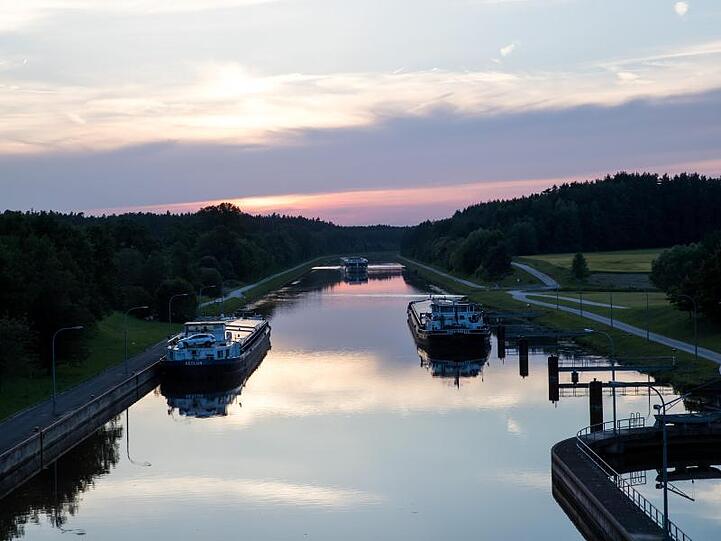 Blick auf den Main-Donau-Kanal. Foto: Daniel Karmann/dpa/Archiv