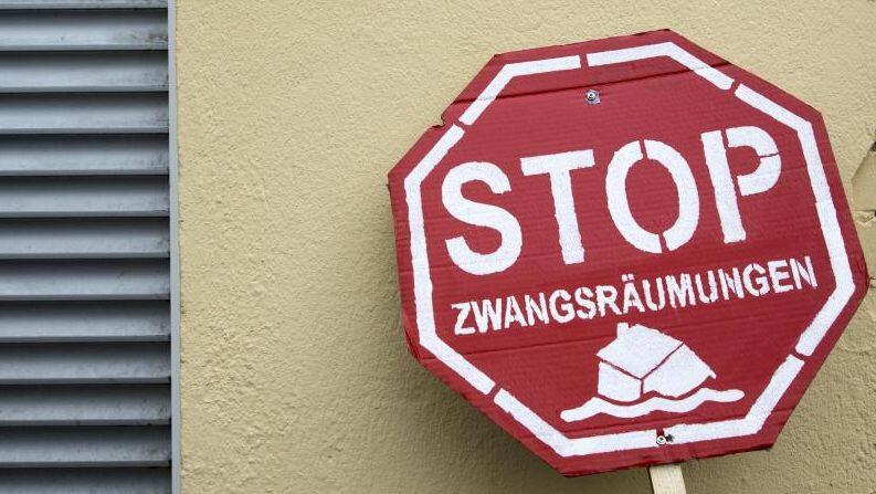 "Stopp Zwangsräumungen" steht auf einem Schild. Foto: Florian Schuh/Archivbild