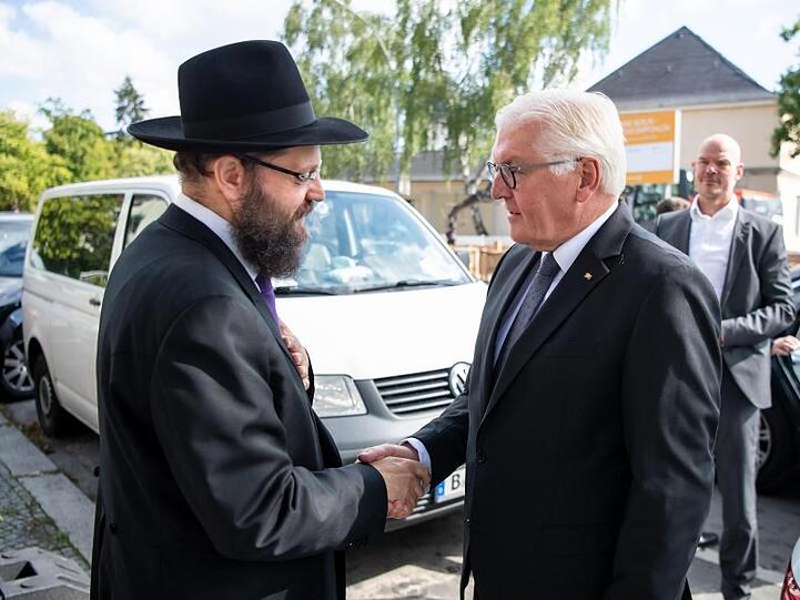 Steinmeier (r) beim Gespräch mit Yehuda Teichtal in Berlin.