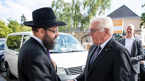Steinmeier (r) beim Gespräch mit Yehuda Teichtal in Berlin.