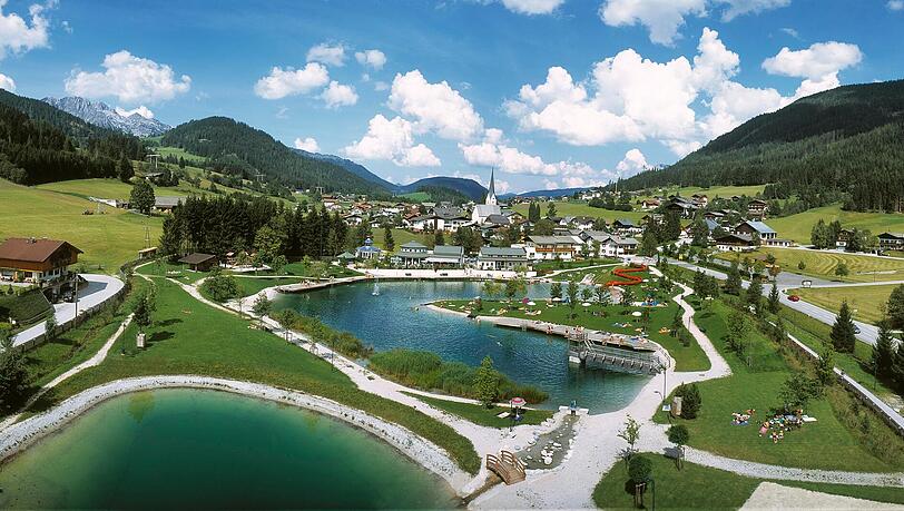 Sankt Martin am Tennengebirge mit seinem Badesee liegt zwei Autostunden südöstlich von München von Bergen eingerahmt im Salzburger Land. Auf einer Anhöhe im Ort steht das Wohlfühlresort & Feriengut Martinerhof. Sankt Martin am Tennengebirge mit seinem Badesee liegt zwei Autostunden südöstlich von München von Bergen eingerahmt im Salzburger Land. Auf einer Anhöhe im Ort steht das Wohlfühlresort & Feriengut Martinerhof.