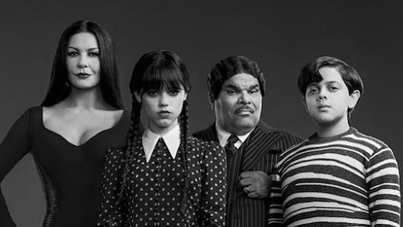 Zuwachs für die Addams Family um Titelheldin "Wednesday" (Jenna Ortega, 2.v.r.) in Staffel zwei der Erfolgsserie.
