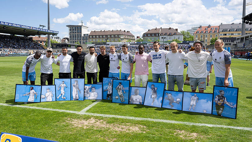 Der TSV 1860 verabschiedet 13 Spieler vor der Partie gegen Bielefeld. Der TSV 1860 verabschiedet 13 Spieler vor der Partie gegen Bielefeld.