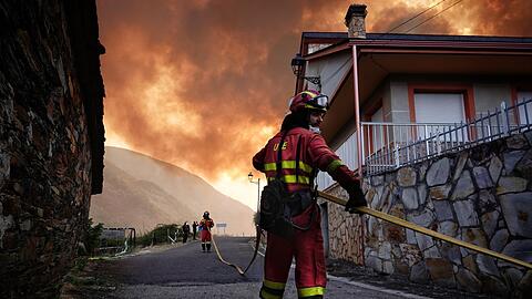 Während sich die Lage bei den Waldbränden in Spanien insgesamt leicht zu entspannen beginnt, wüten vor allem in Kastilien und León sowie in Galicien noch immer gefährliche Feuer.