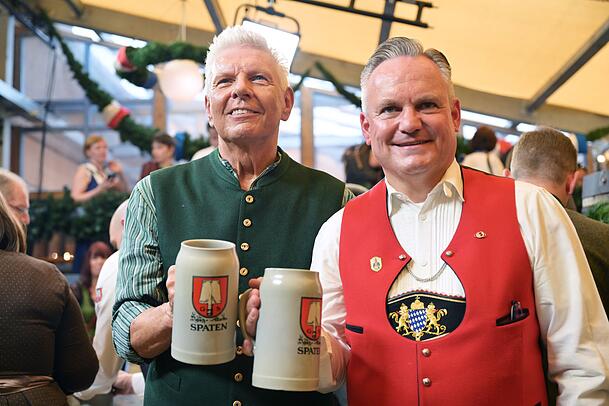 Münchens OB Dieter Reiter (l.) und Wiesnchef Christian Scharpf stoßen am ersten Oktoberfesttag miteinander an.
