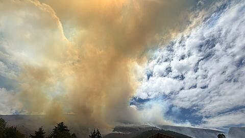 Ein gro&szlig;er Waldbrand hat sich nahe dem Touristenort ausgebreitet.