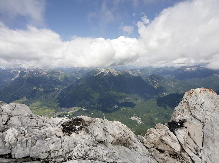 Ein Blick von einem Gipfelgrat auf der Zugspitze bei Garmisch-Partenkirchen.