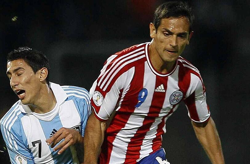 Roque Santa Cruz (r.), ehemaliger Spieler des FC Bayern und Nationalspieler von Paraguay.