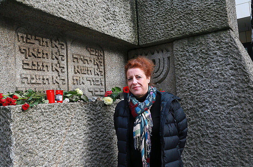 Kabarettistin Luise Kinseher bei der Namenslesung zum Progrom-Tag am Gedenkstein der Hauptsynagoge.