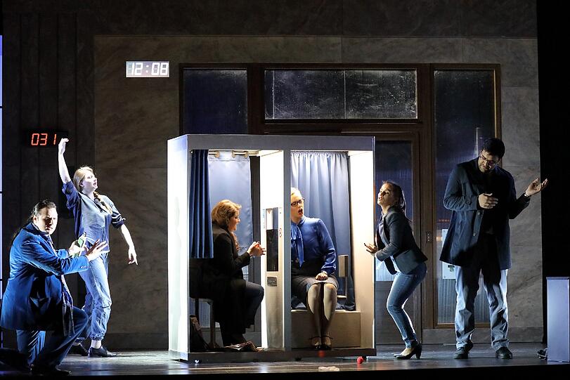 Szenen aus "The Consul" von Gian Carlo Menotti in der Regie von Christiane Lutz.