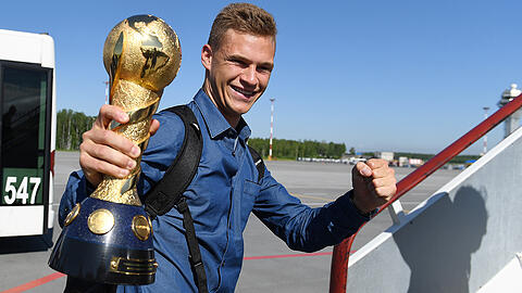 Abheben in Richtung Frankfurt: Bayern-Profi Joshua Kimmich mit der Confed-Cup-Trophäe.