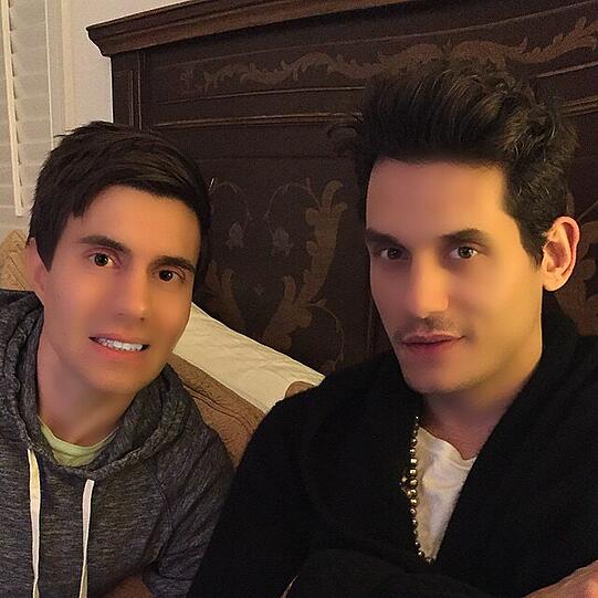 Ist das seine Wachsfigur? Nein, das ist der "echte" John Mayer &ndash; erschreckend glattgebügelt.