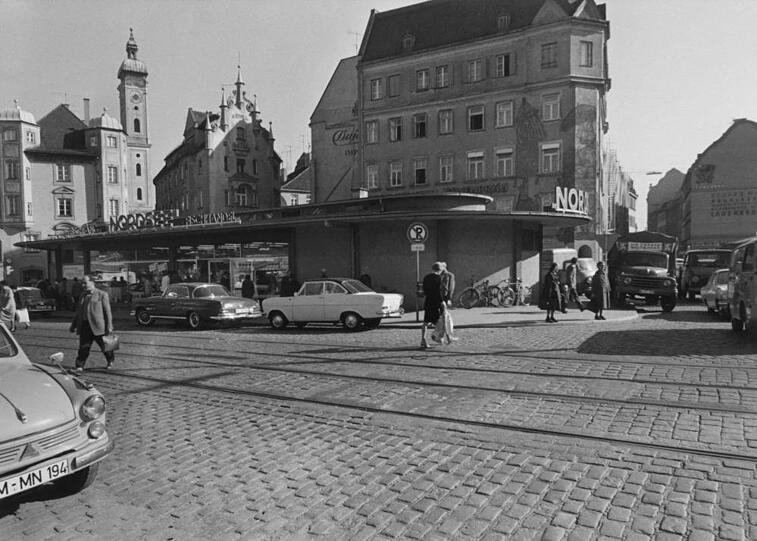 Der Fischmarkt mit Nordsee am Viktualienmarkt, 1967. Die Straße führt quer über den Markt. Die Tram wurde kurz zuvor eingestellt.