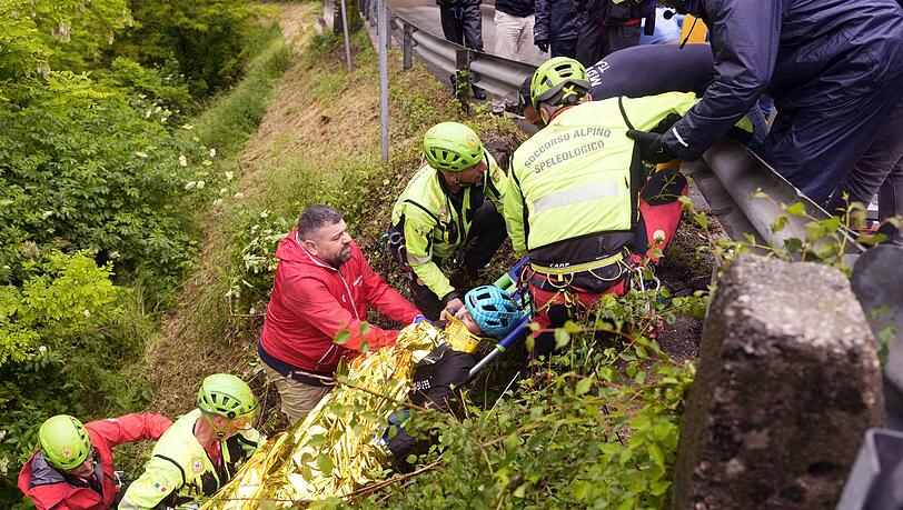 Der Italiener Alessio Martinelli wird nach seinem Sturz von Rettungskräften behandelt.
