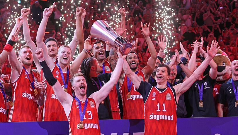 Party! Marko Pesic (r.) bierduscht Justus Hollatz, der von Andreas Obst (o. l.) kutschiert wird. Carsen Edwards und Shabazz Napier (o. r.) feiern wild.