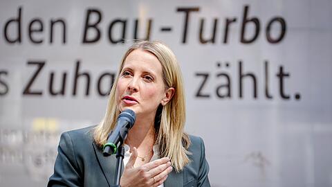 Bundesbauministerin Verena Hubertz. Die Bundesregierung will über schnellere Genehmigungen den schleppenden Wohnungsbau in Schwung bringen. (Archivbild)