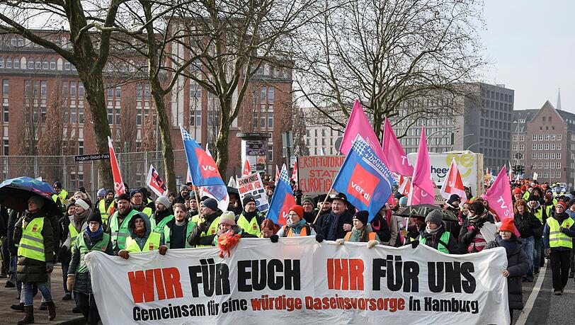 Nach tagelangen Protesten wie hier in Hamburg gehen die Tarifverhandlungen in die wohl letzte Runde. (Archivfoto)