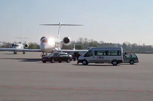 Der Investor landete standesgemäß mit einem Privatjet in München.