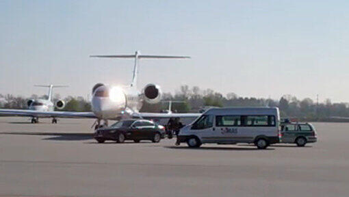 Der Investor landete standesgemäß mit einem Privatjet in München. Der Investor landete standesgemäß mit einem Privatjet in München.