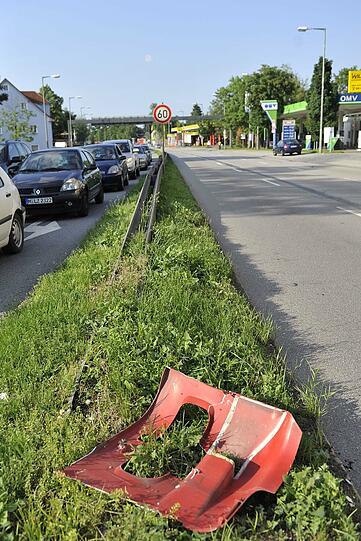 Ein Fahrzeugteil liegt auf dem Mittelstreifen.