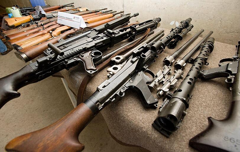 Das Landeskriminalamt Rheinland-Pfalz stellt am 26.01.2011 in einem Bunker des Truppenübungsplatzes Baumholder die sichergestellte Waffen- und Sprengstoffsammlung eines Rentners vor, bekannt auch als «Pulver-Kurt».