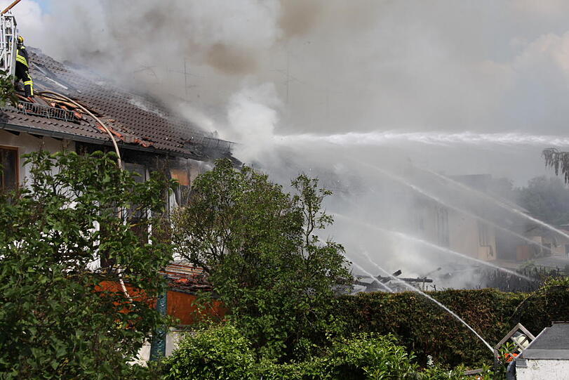 Rauchschwaden in Eiselfing: Ein Wohnhaus steht in Flammen.