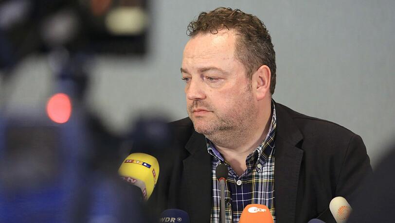 Bodo Klimpel ist der Bürgermeister der Gemeinde Haltern am See. Aus dem Gymnasium der Gemeinde kamen beim Absturz 16 Schüler und zwei Lehrerinnen ums Leben. Bodo Klimpel ist der Bürgermeister der Gemeinde Haltern am See. Aus dem Gymnasium der Gemeinde kamen beim Absturz 16 Schüler und zwei Lehrerinnen ums Leben.