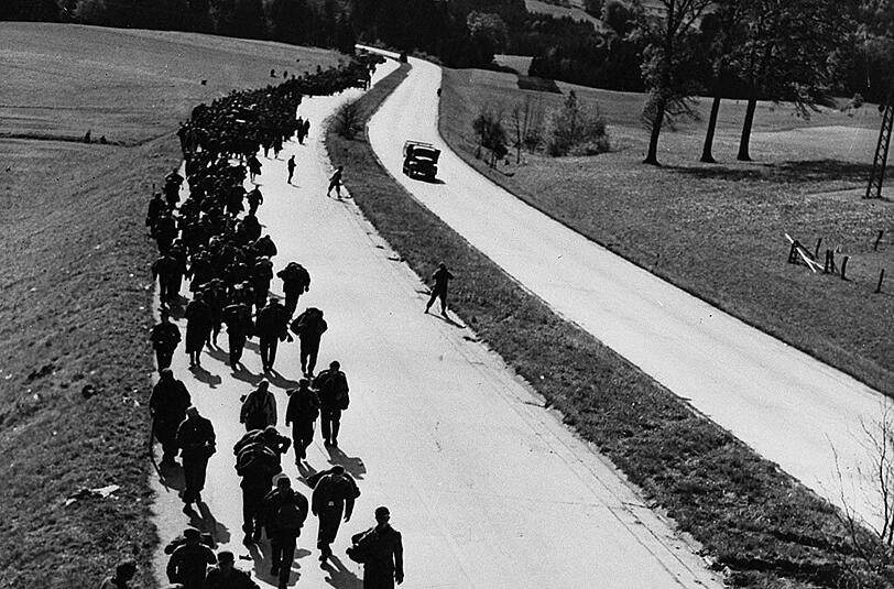 Vor 70 Jahren: eine Kolonne von rund 10 000 deutsche Kriegsgefangene bei Rosenheim.
