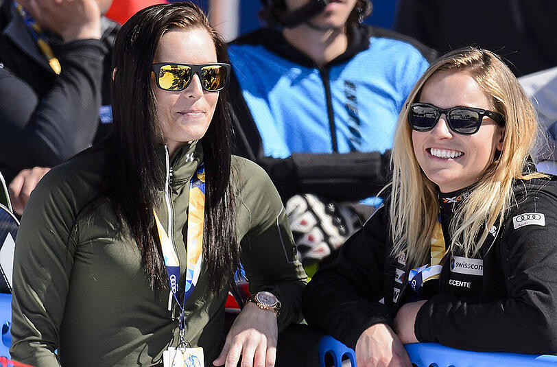 Skistar Anna Fenninger - jetzt Veith - will nach ihrer schweren Verletzung vor einem Jahr baldmöglichst wieder Weltcup-Rennen fahren. Hier mit der Schweizer Kollegin Lara Gut (rechts).