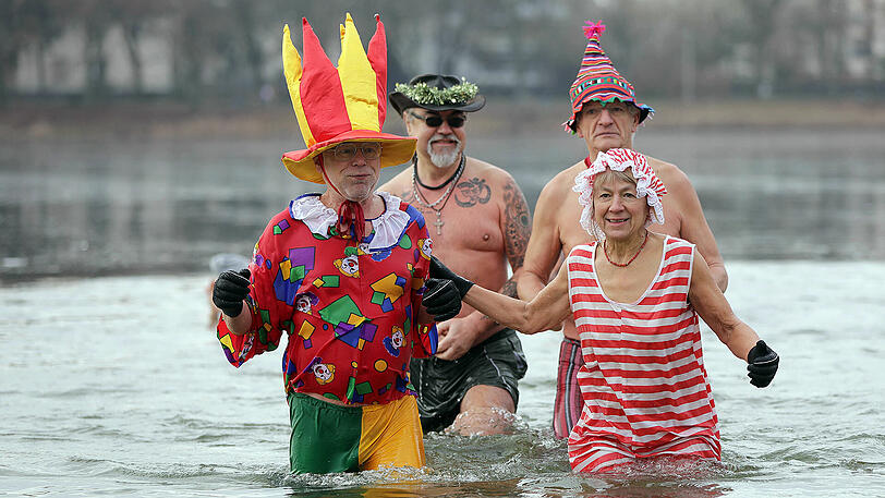 Die "Berliner Seehunde" beim Neujahrsschwimmen im Orankesee.
