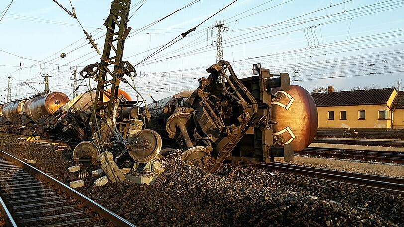 Mehrere Waggons des Güterzuges in Nürnberg entgleisten. Bei dem Unfall ist ein Millionenschaden verursacht worden.