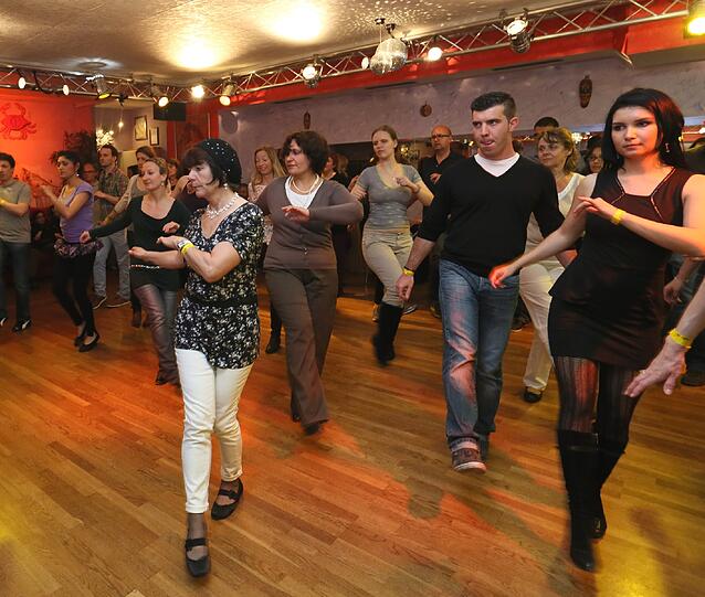 Die Lange Nacht der Musik. Ein Mambo-Schnelltanzkurs im Club de los Salseros con Chispa.