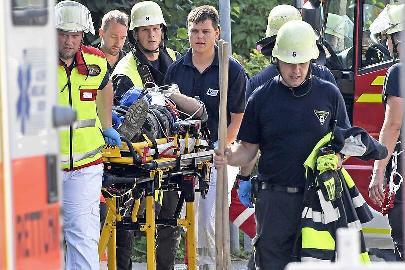 Rund zwei Dutzend Rettungskräfte halfen zusammen, um den Bauarbeiter aus der Baugrube zu befreien - die Bilder der dramatischen Rettung am Donnerstag.