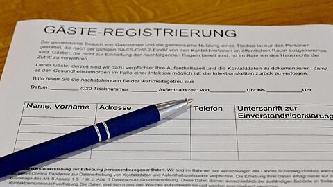 Im Juli wurde bekannt, dass bayerische Polizeipräsidien für Ermittlungen auf die Corona-Adresslisten zurückgreifen.