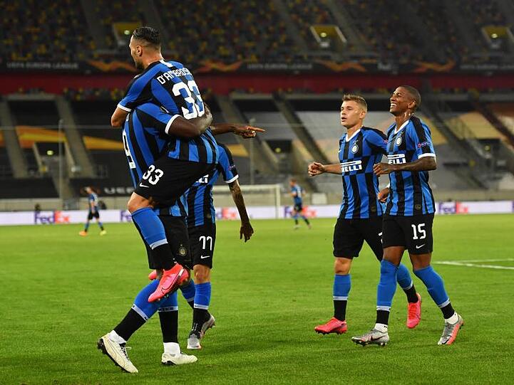 Romelu Lukaku (l) von Inter Mailand und seine Mannschaftskollegen haben Grund zur Freude.