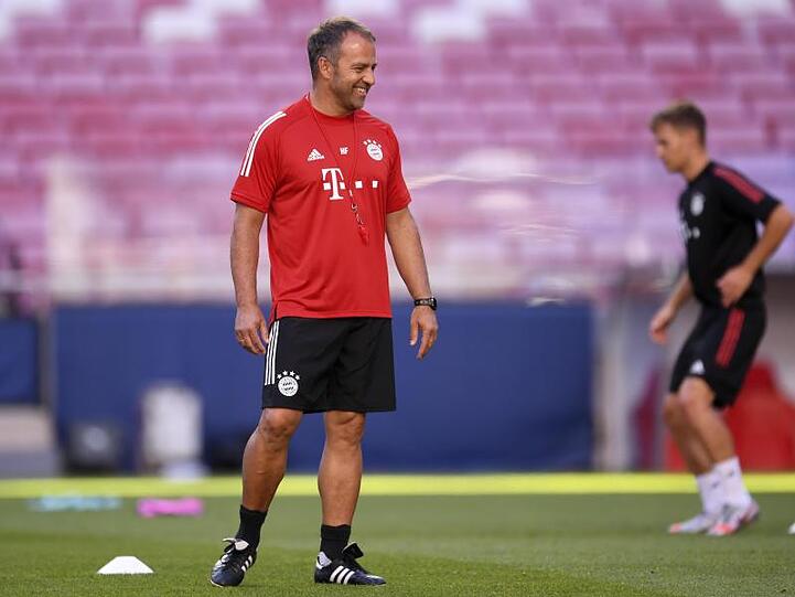 Hans-Dieter Flick steht bei einer Trainingseinheit auf dem Platz. Foto: David Ramos/Pool Getty/AP/dpa