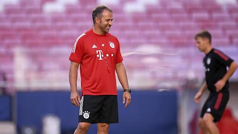 Hans-Dieter Flick steht bei einer Trainingseinheit auf dem Platz. Foto: David Ramos/Pool Getty/AP/dpa