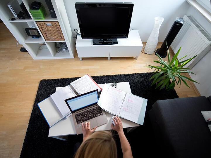 Kein langes Pendeln, flexiblere Zeiteinteilung und eine ruhige, konzentrierte Arbeitsatmosphäre: Das Arbeiten im Homeoffice kann für viele Beschäftigte Vorteile bringen.