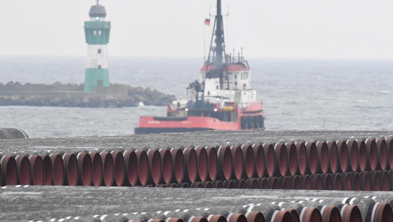 Rohre für die Ostsee-Gaspipeline Nord Stream 2 werden auf dem Gelände des Hafens Mukran bei Sassnitz gelagert. Der Hafen auf Rügen gilt als wichtigster Umschlagplatz für den Bau der Pipeline, deren Fertigstellung die USA unterbinden wollen.