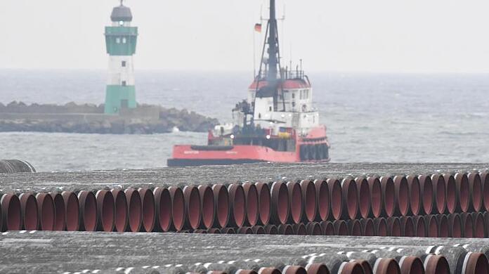 Rohre für die Ostsee-Gaspipeline Nord Stream 2 werden auf dem Gelände des Hafens Mukran bei Sassnitz gelagert. Der Hafen auf Rügen gilt als wichtigster Umschlagplatz für den Bau der Pipeline, deren Fertigstellung die USA unterbinden wollen.