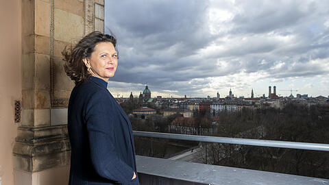 Ilse Aigner beim Spaziergang mit der AZ durchs Maximilianeum, hier an ihrem Lieblingsplatz 30 Meter über der Stadt: dem Arkadengang.