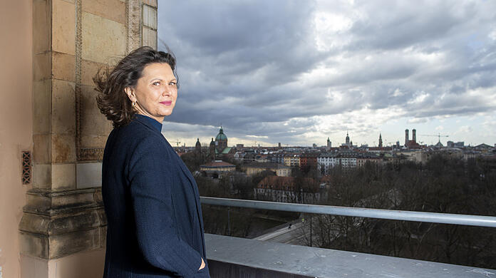 Ilse Aigner beim Spaziergang mit der AZ durchs Maximilianeum, hier an ihrem Lieblingsplatz 30 Meter über der Stadt: dem Arkadengang.